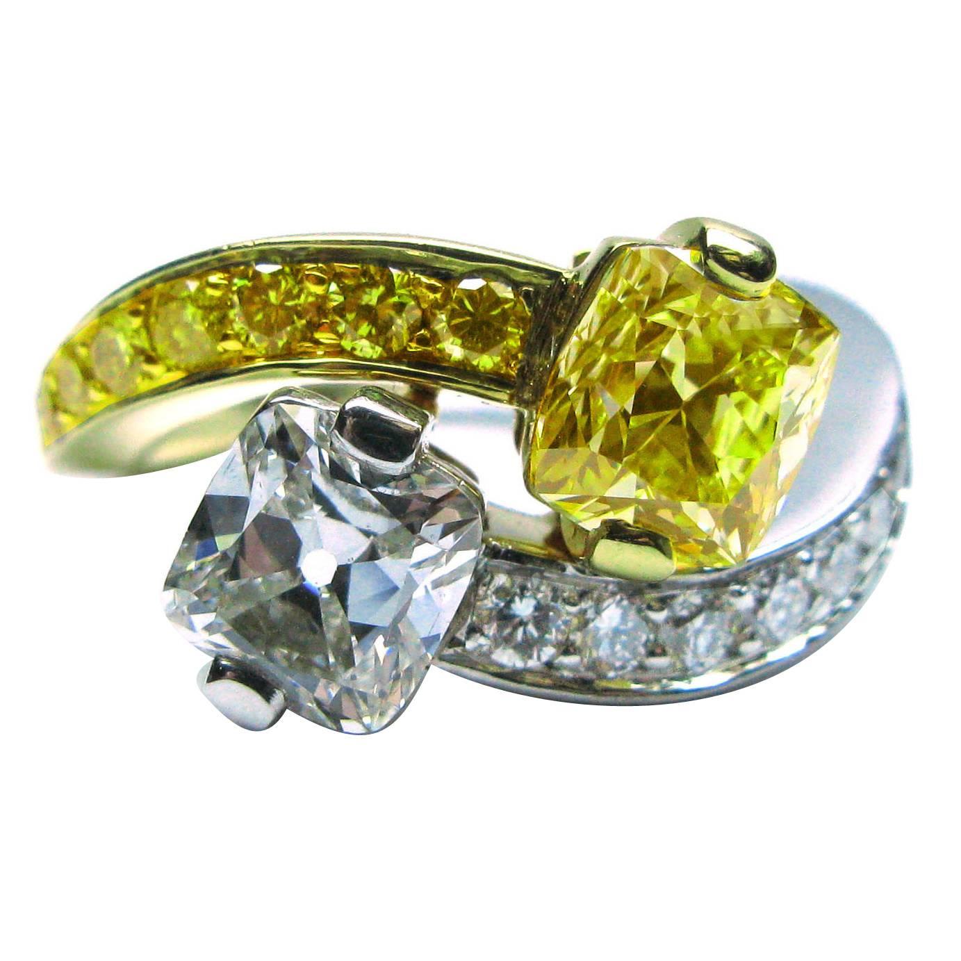 Zweier-Ring aus Gold und Platin mit gelbem und weißem Diamant im Kissenschliff im Angebot