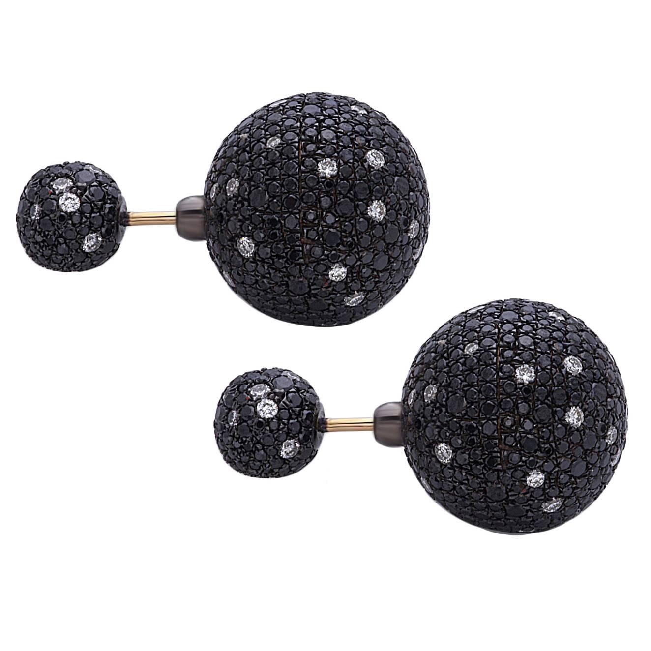 Boucles d'oreilles boule en or et argent 18k avec diamants pavés noirs et blancs