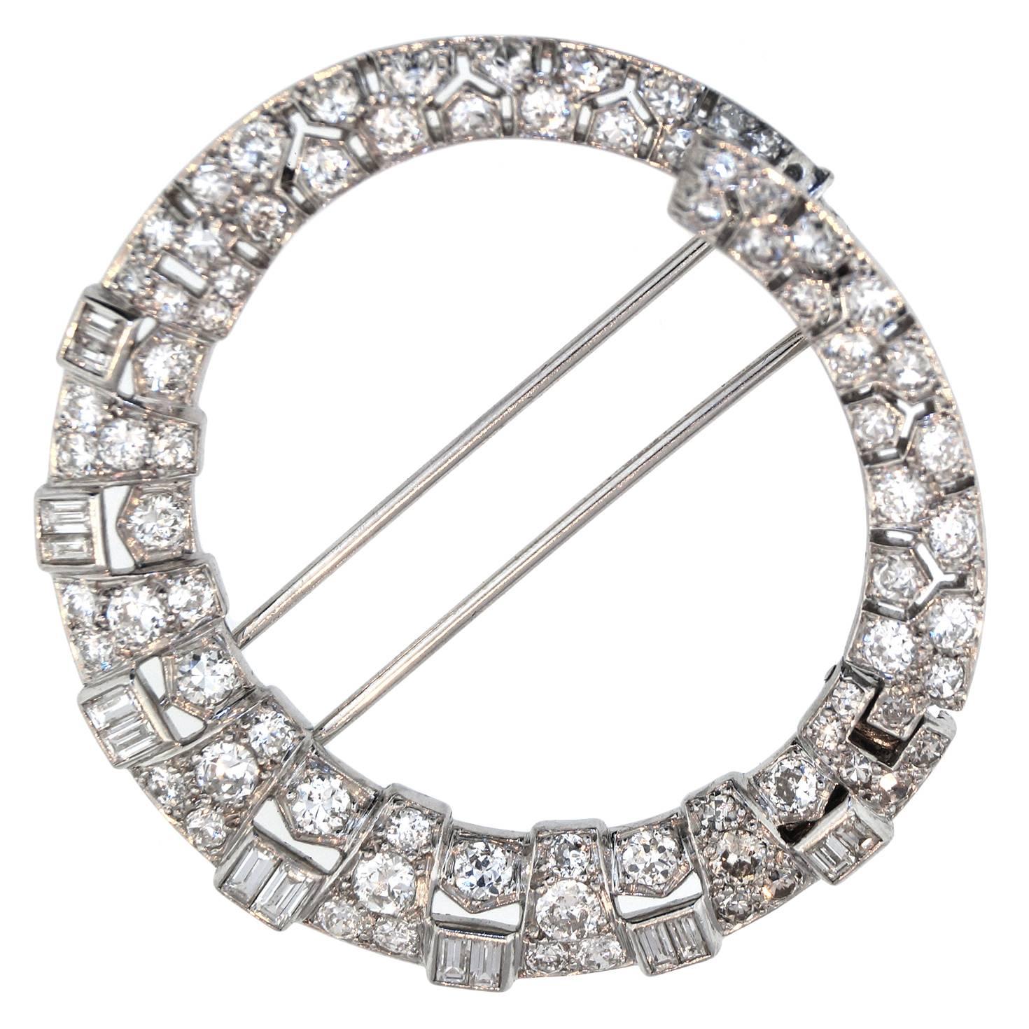 Art Deco Van Cleef & Arpels "Anneau Magique" Diamond Platinum Brooch For Sale
