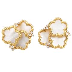 Boucles d'oreilles clip en or jaune Chaumet en nacre et diamants