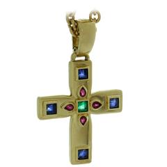 1990 CARTIER Collier pendentif croix byzantine en or jaune et pierres précieuses multicolores
