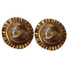 Chanel vintage CC logo faux pearl clip on earrings 94A