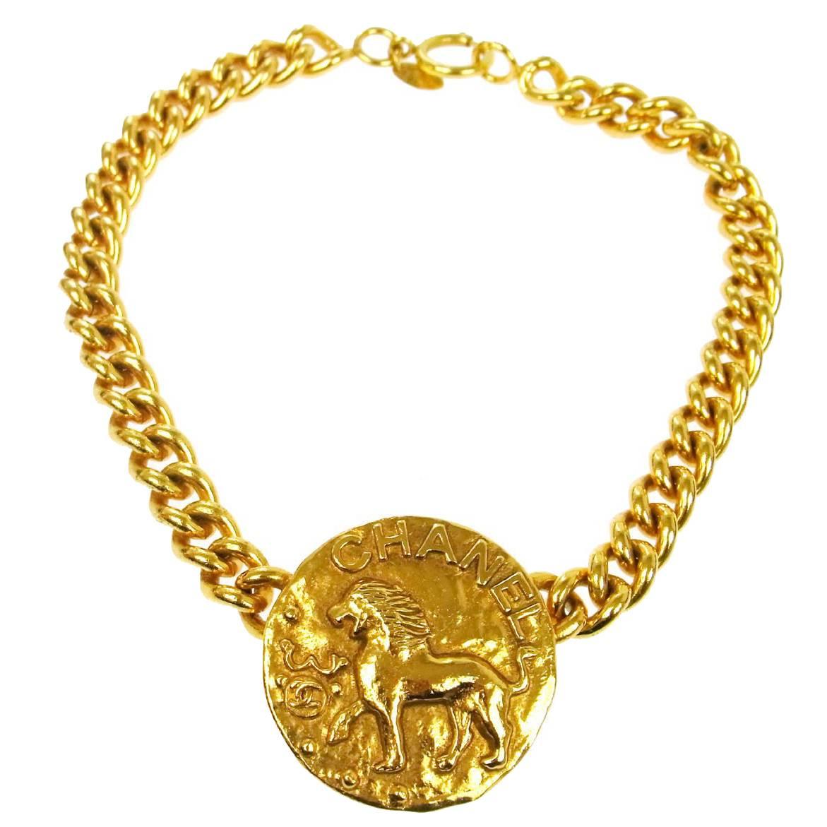 Chanel Vintage Gold Chain Link Lion Pendant Charm Choker Necklace 