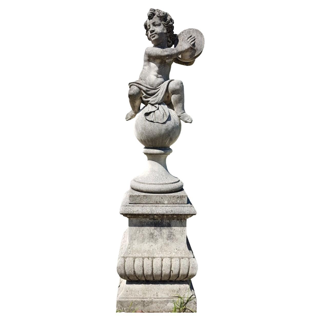 Coppia di graziose statue da giardino in pietra di Putto italiano raffiguranti musicisti