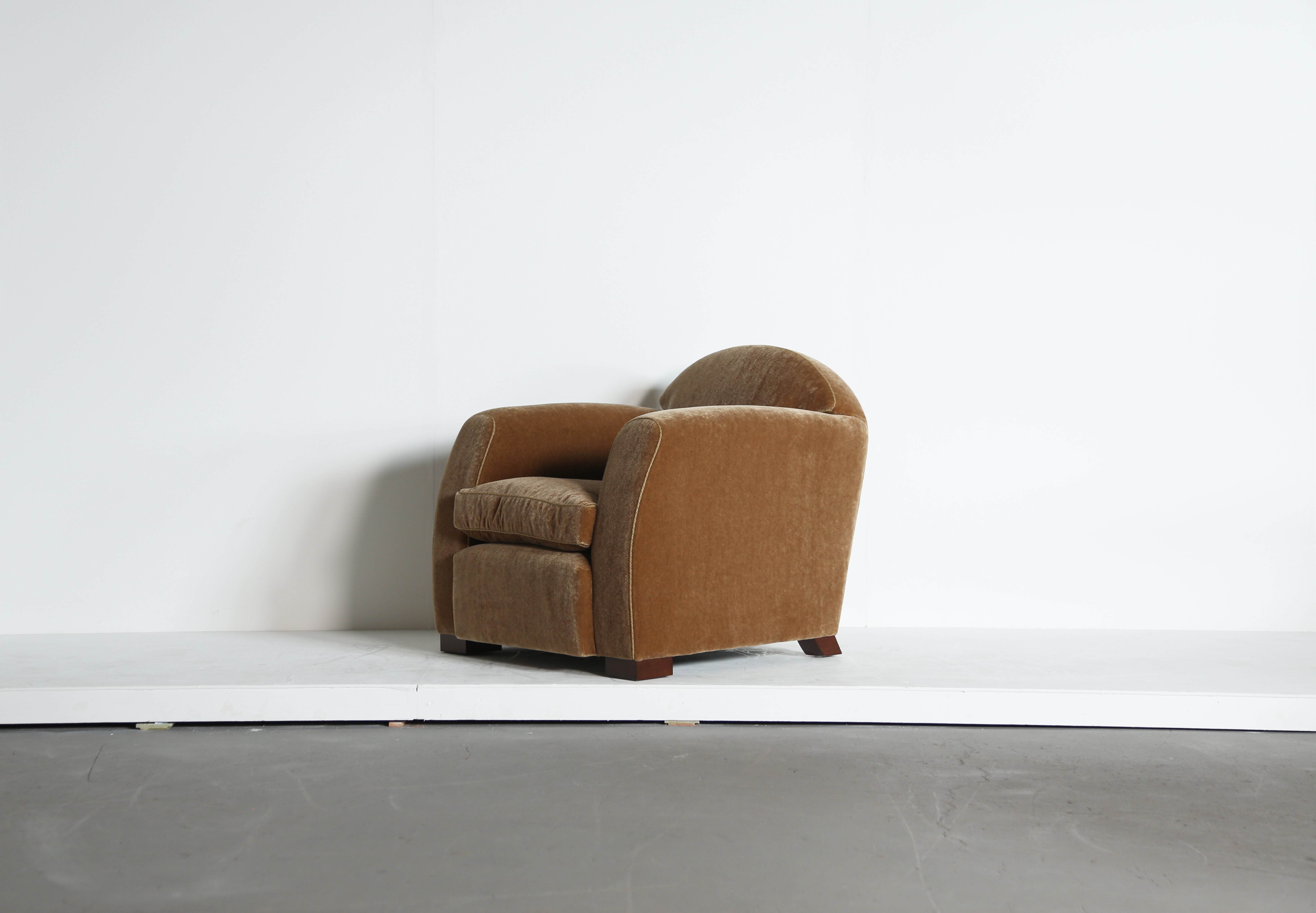 Sedia Club con bracci curvi, imbottita in puro mohair