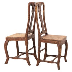 Paar antike schwedische Barock-Esszimmerstühle aus Kiefernholz mit hohen Rückenlehnen aus dem 18. Jahrhundert