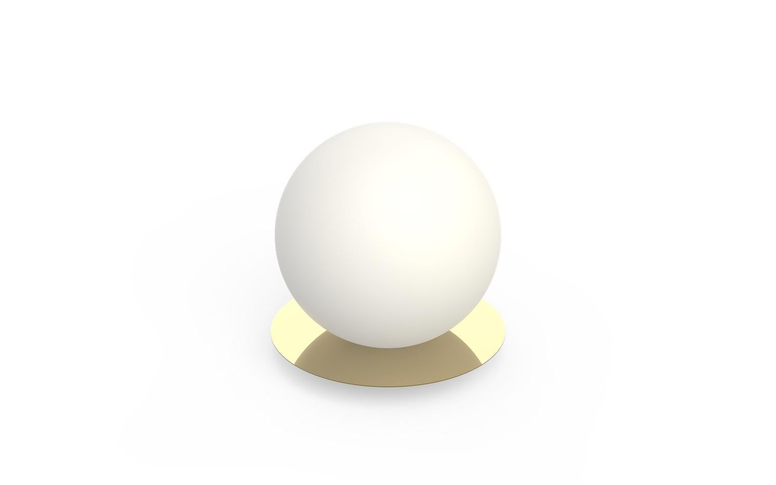 En vente : Gold (Brass) Bola Petite Lampe de Table Sphérique par Pablo Designs