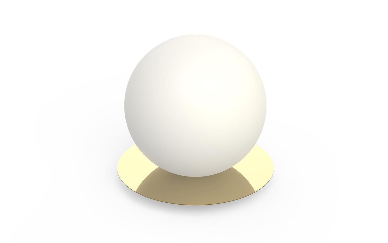 En vente : Gold (Brass) Lampe de table moyenne Bola Sphere par Pablo Designs