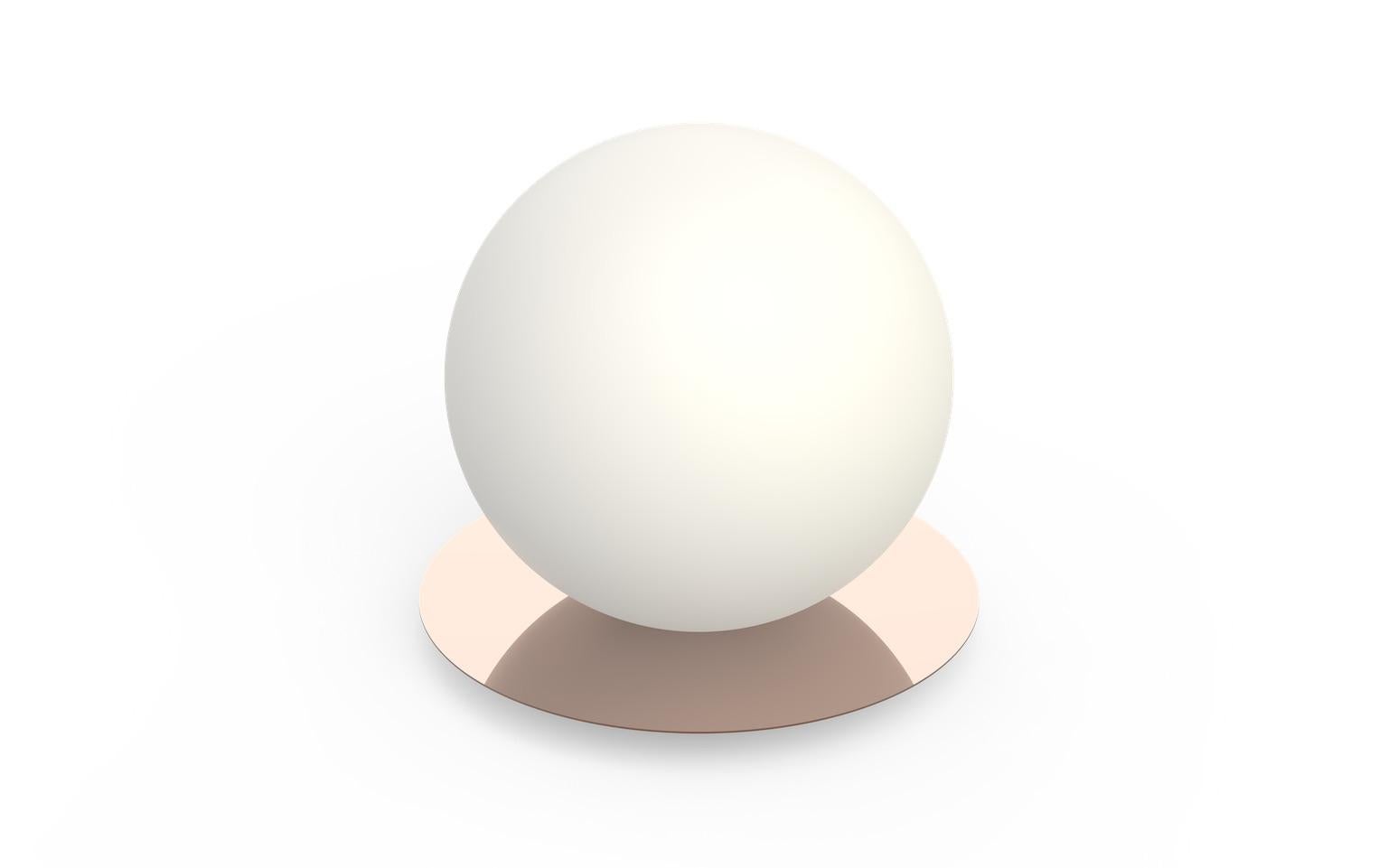 En vente : Pink (Rose Gold) Lampe de table moyenne Bola Sphere par Pablo Designs