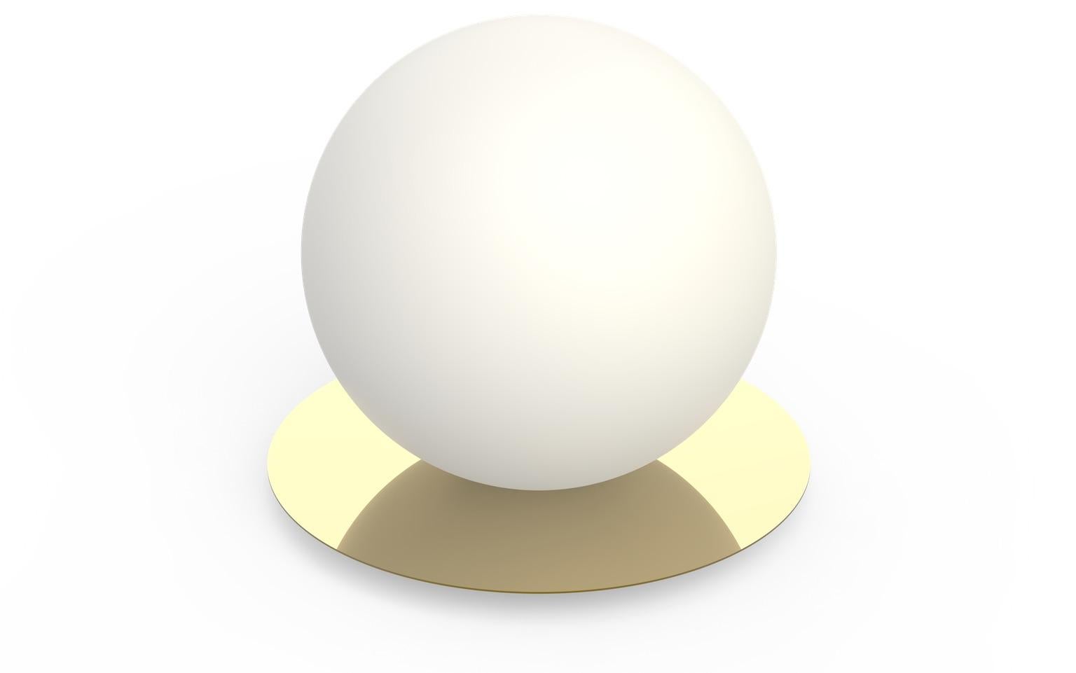 En vente : Gold (Brass) Bola:: grande lampe de table en forme de sphère par Pablo Designs