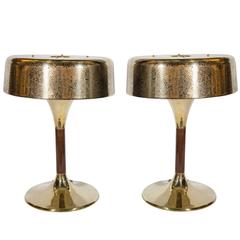 Sophisticated Pair of Mid-Century Modernist Desk Lamps in Brass and Walnut