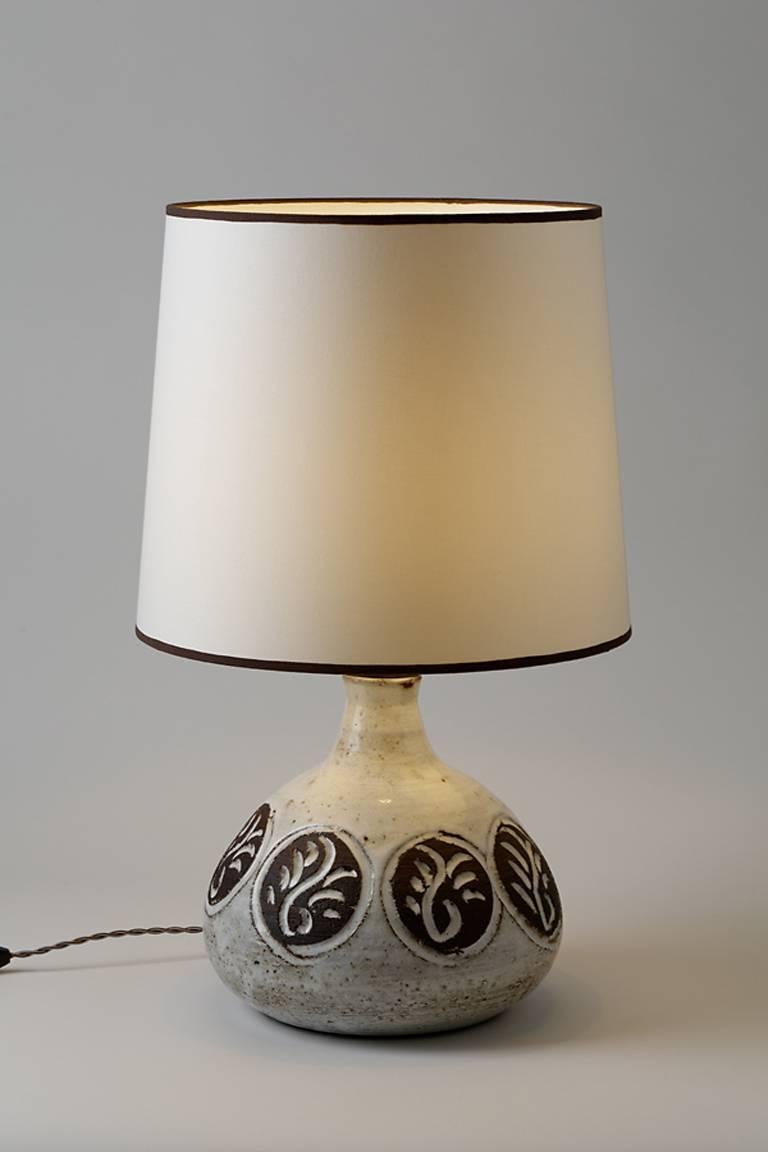 An elegant ceramic lamp by the French artist Albert Thiry with white glaze.
Handwritten signature under the base.
Perfect conditions,
circa 1970-1980.

Measures: H 27 cm, 10' 1/2 inches (ceramic only)
H 35.5 cm, 14 ' inches ( with electrical