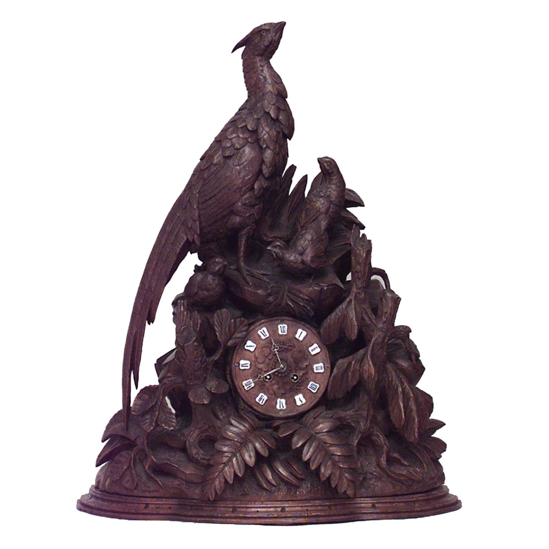 Horloge de cheminée oiseau en noyer Black Forest en vente