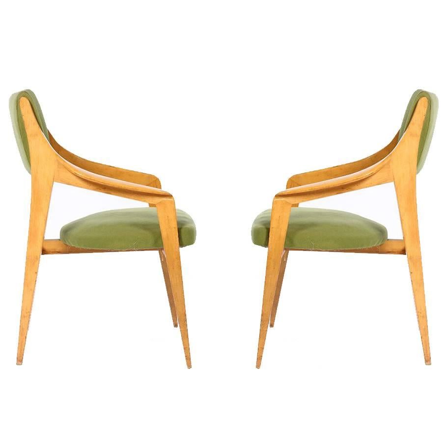 A pair of open armchairs (chairs) with cantilevered seat and tapered legs. Unmarked; Italy, 1950. Design references the work of Gio Ponti.