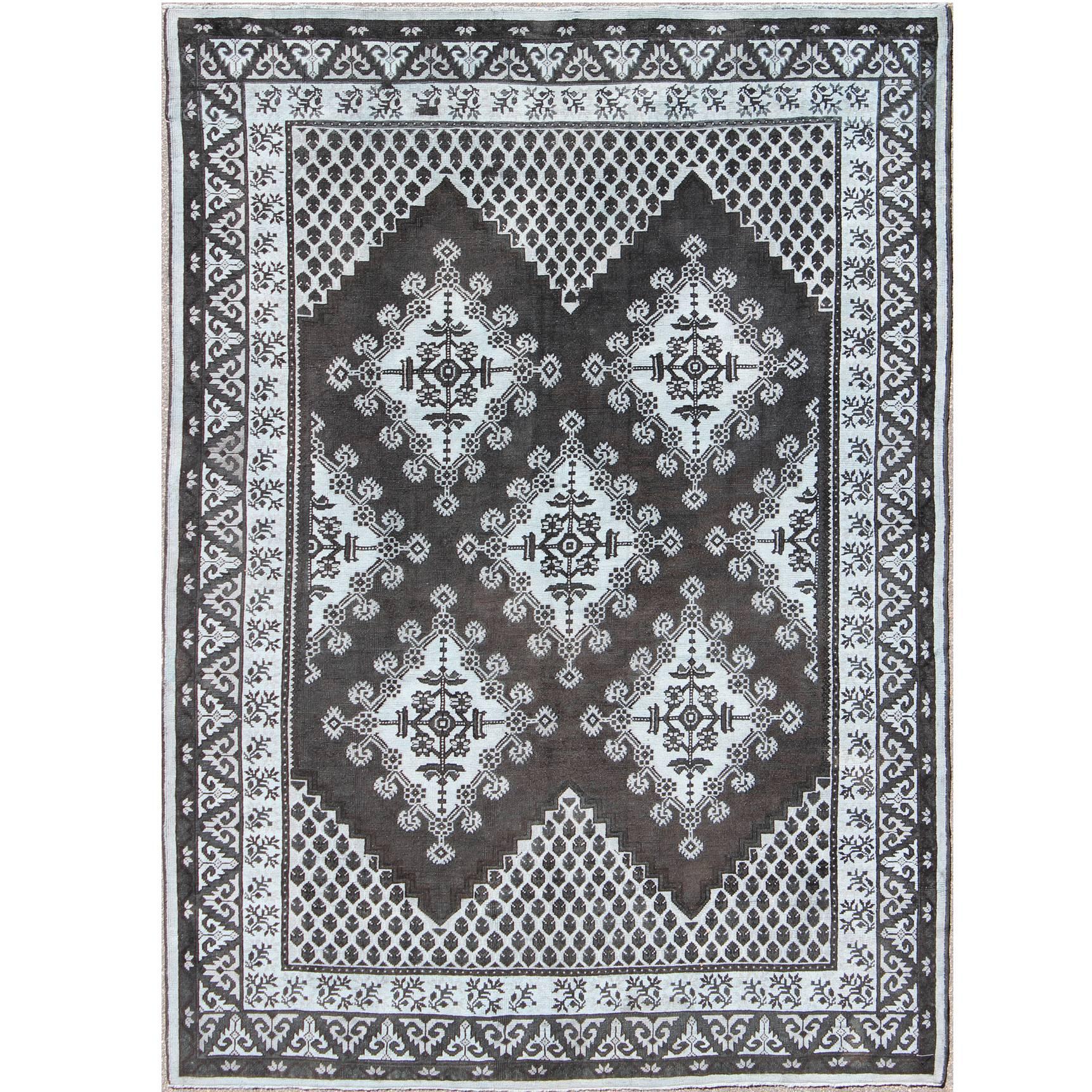 Tapis marocain tribal vintage au design géométrique avec noir et gris