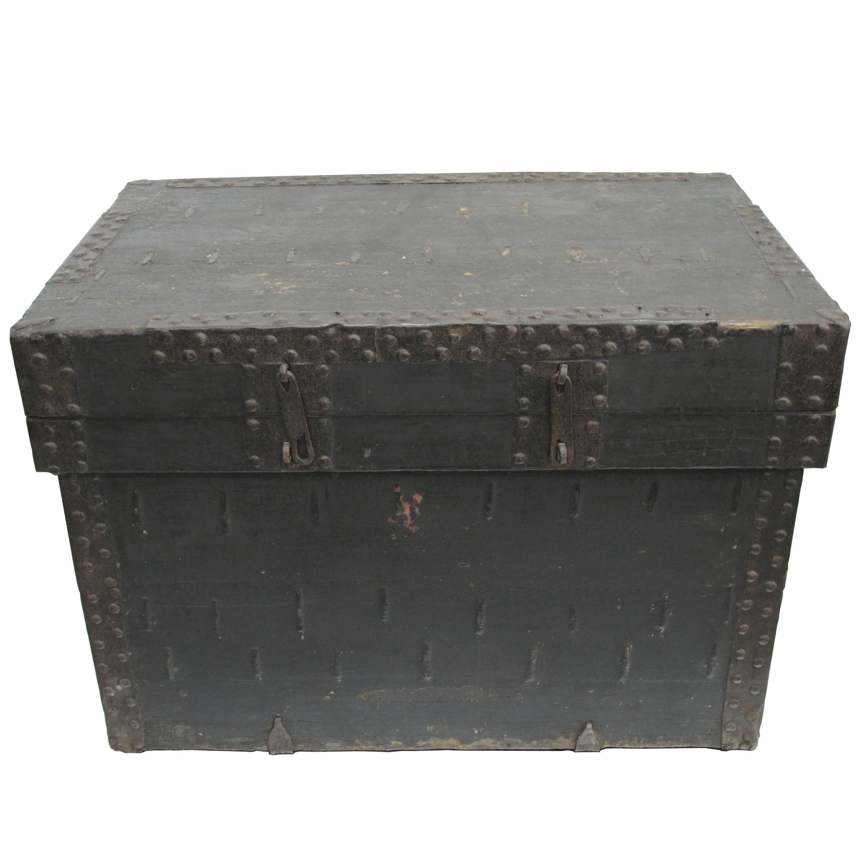 Late 17th-Early 18th Century Chinese Large Black Lacquer Chest For Sale