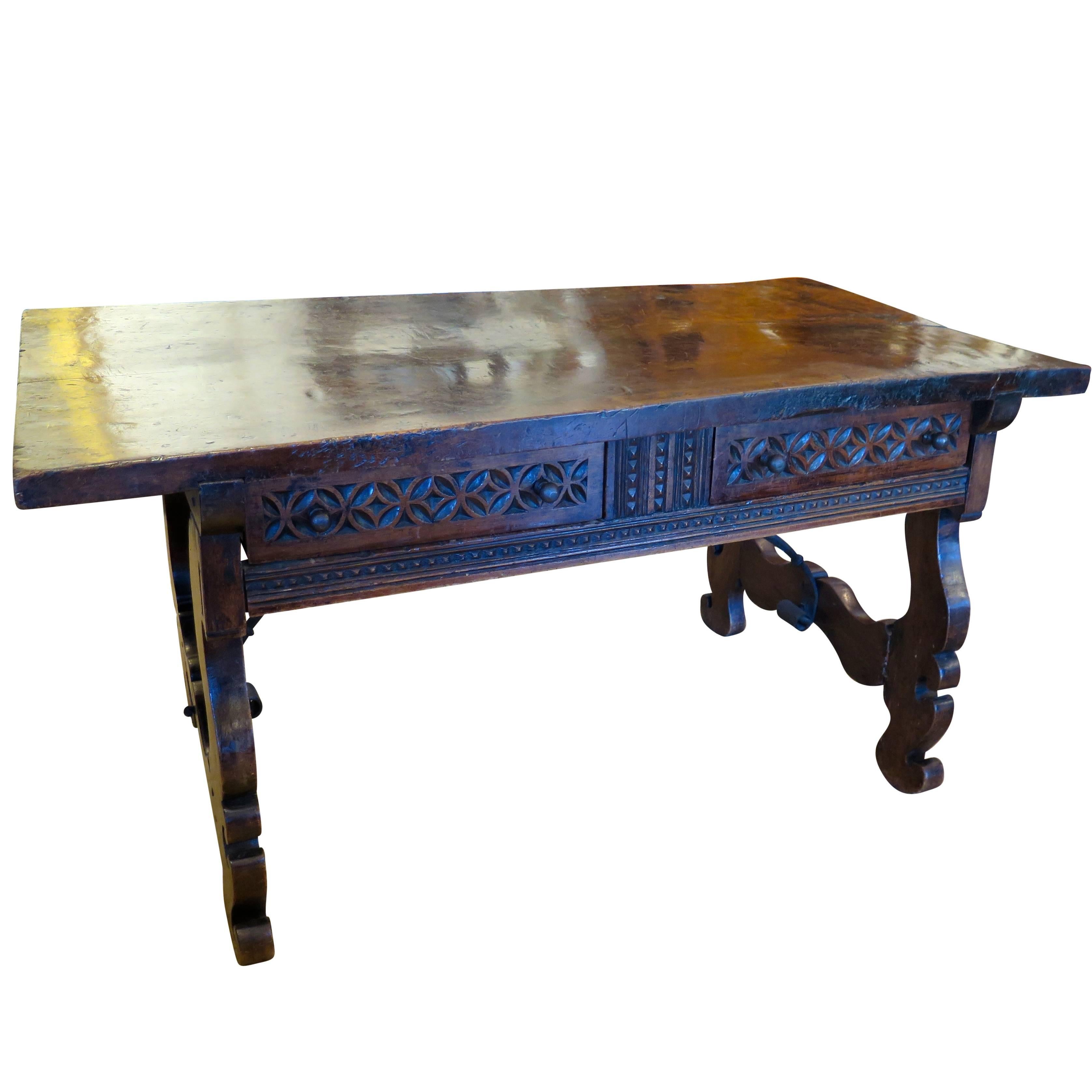 Excellent 17th Century Spanish Walnut Console Table For Sale