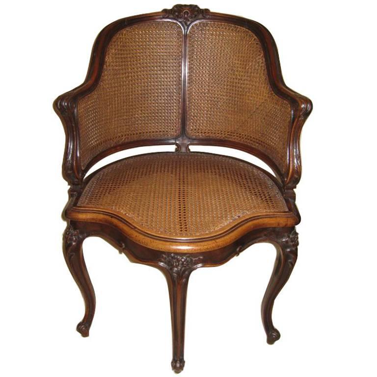 Bergère provinciale française de style Louis XV en noyer et cannage