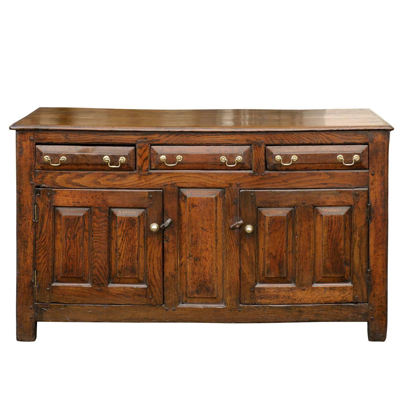 English Early 19th Century Oak Buffet with Three Drawers and Two Doors