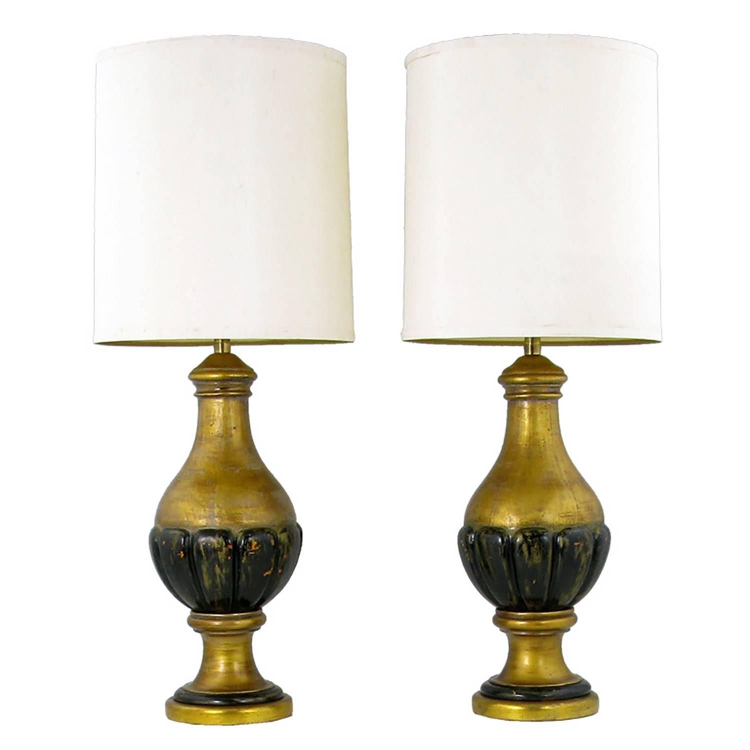Neoklassizistische Marbro-Tischlampen aus vergoldetem Holz und Gesso, Paar im Angebot