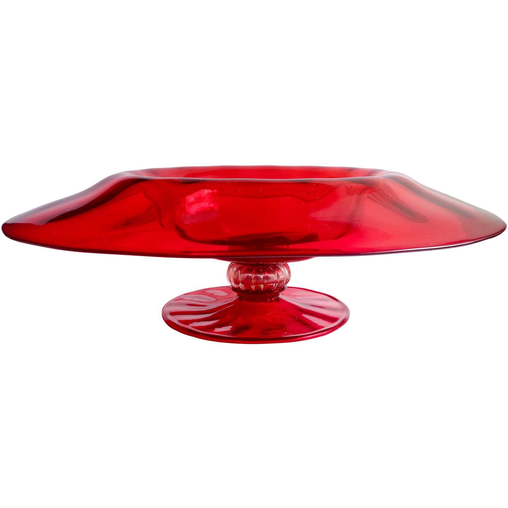 Bol de centre de table sur pied en verre d'art italien de Murano ancien rouge rubis et mouchetures d'or en vente