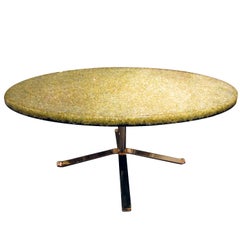 Table basse avec plateau en résine jaune sur base dorée par Pierre Giraudon, 1970