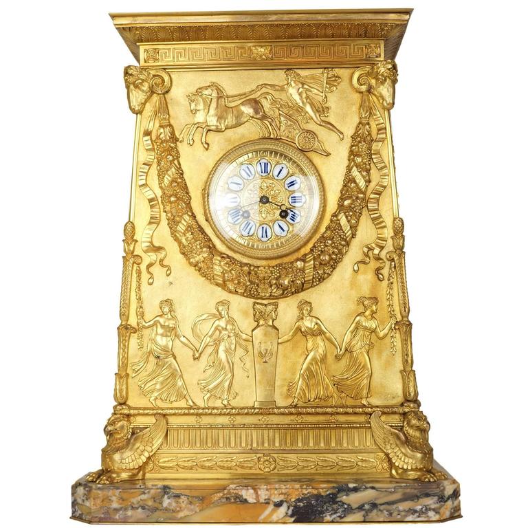Pendule de cheminée néoclassique Empire français en bronze sur socle en