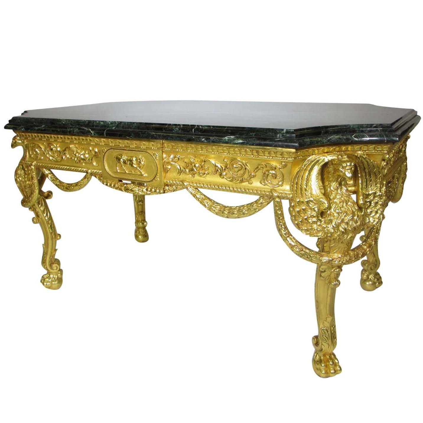 Table centrale de style Empire du 19ème siècle en bois doré sculpté avec aigles en vente