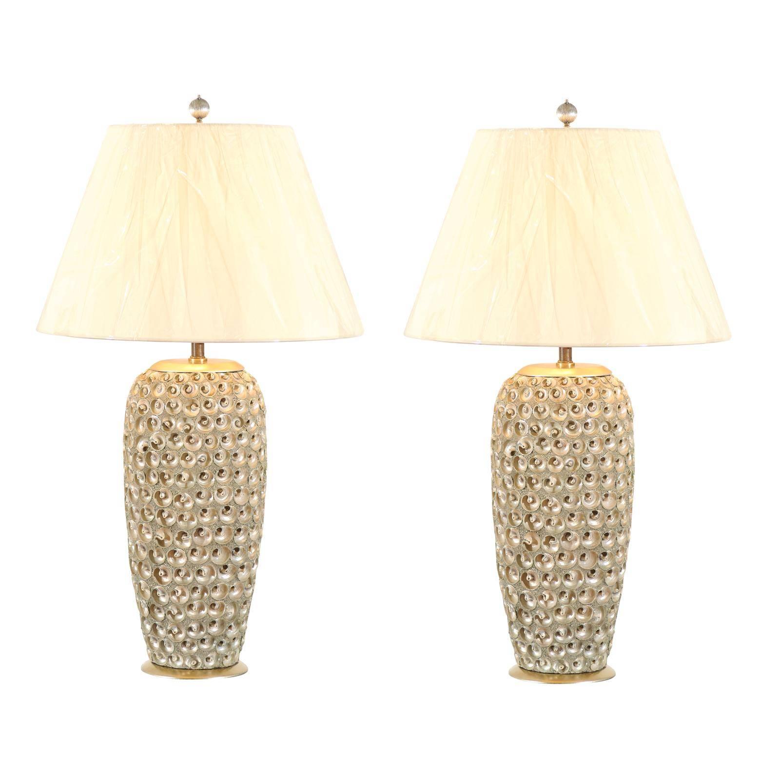 Paire de lampes modernes en forme de coquillage de grande taille en lucite avec des touches de feuilles d'argent