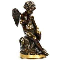 Sculpture française en bronze ancien représentant Cupidon assis « Jeunes » d'après Charles Sauvage