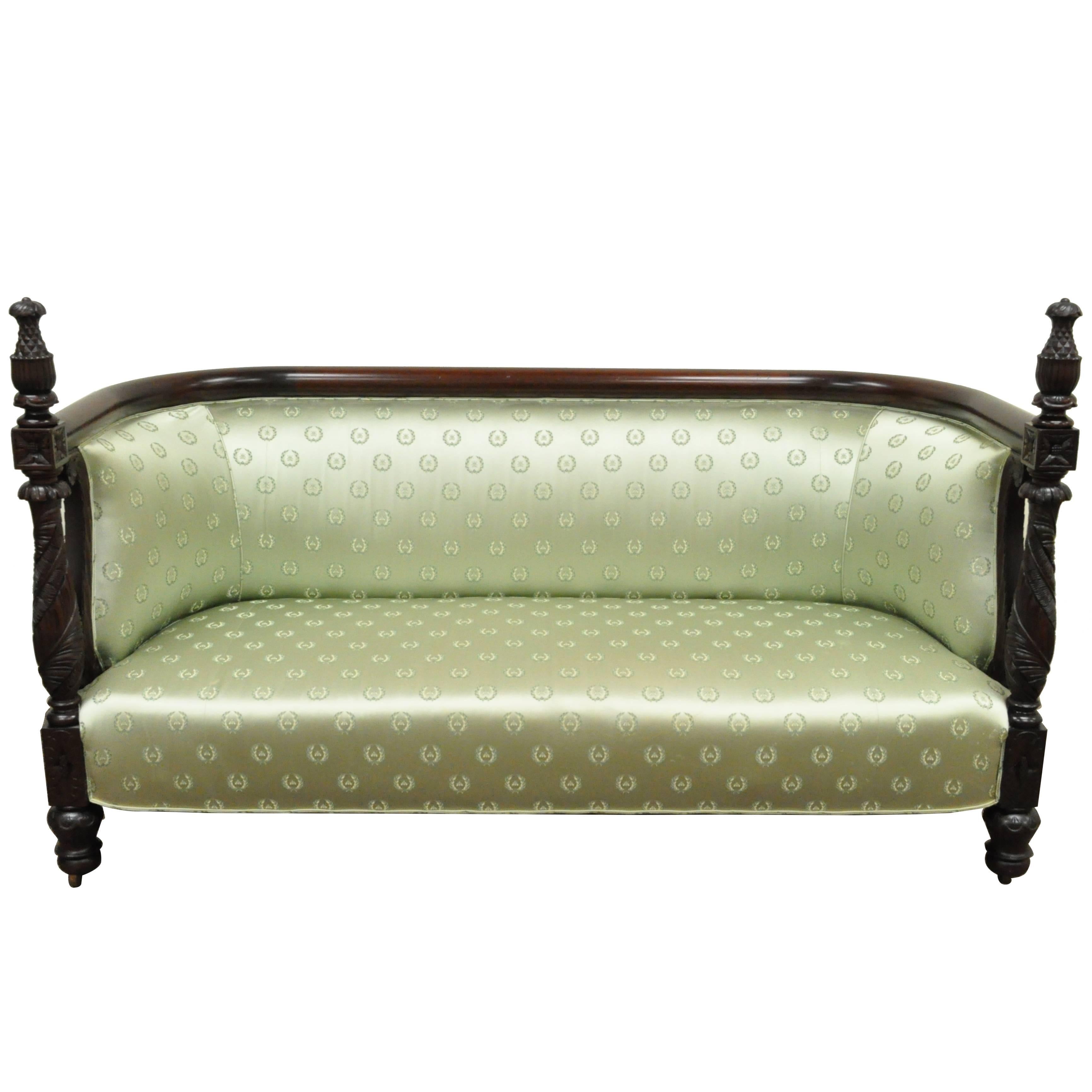Antikes amerikanisches Empire-Sofa aus geschnitztem Mahagoni mit geschnitzter Ananas aus dem 19. Jahrhundert