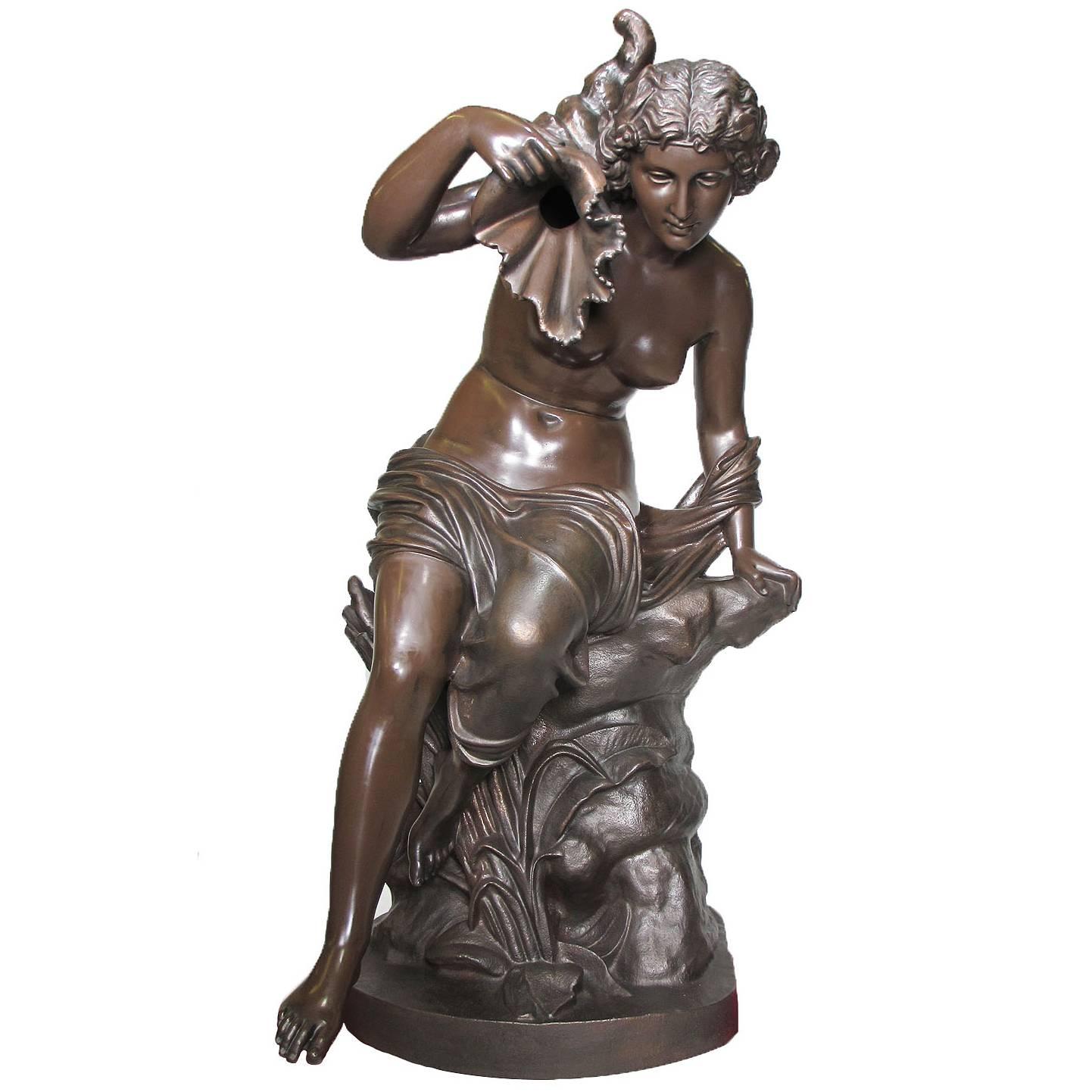 Grande figurine de fontaine française en fonte du XIXe siècle représentant une jeune fille nue assise