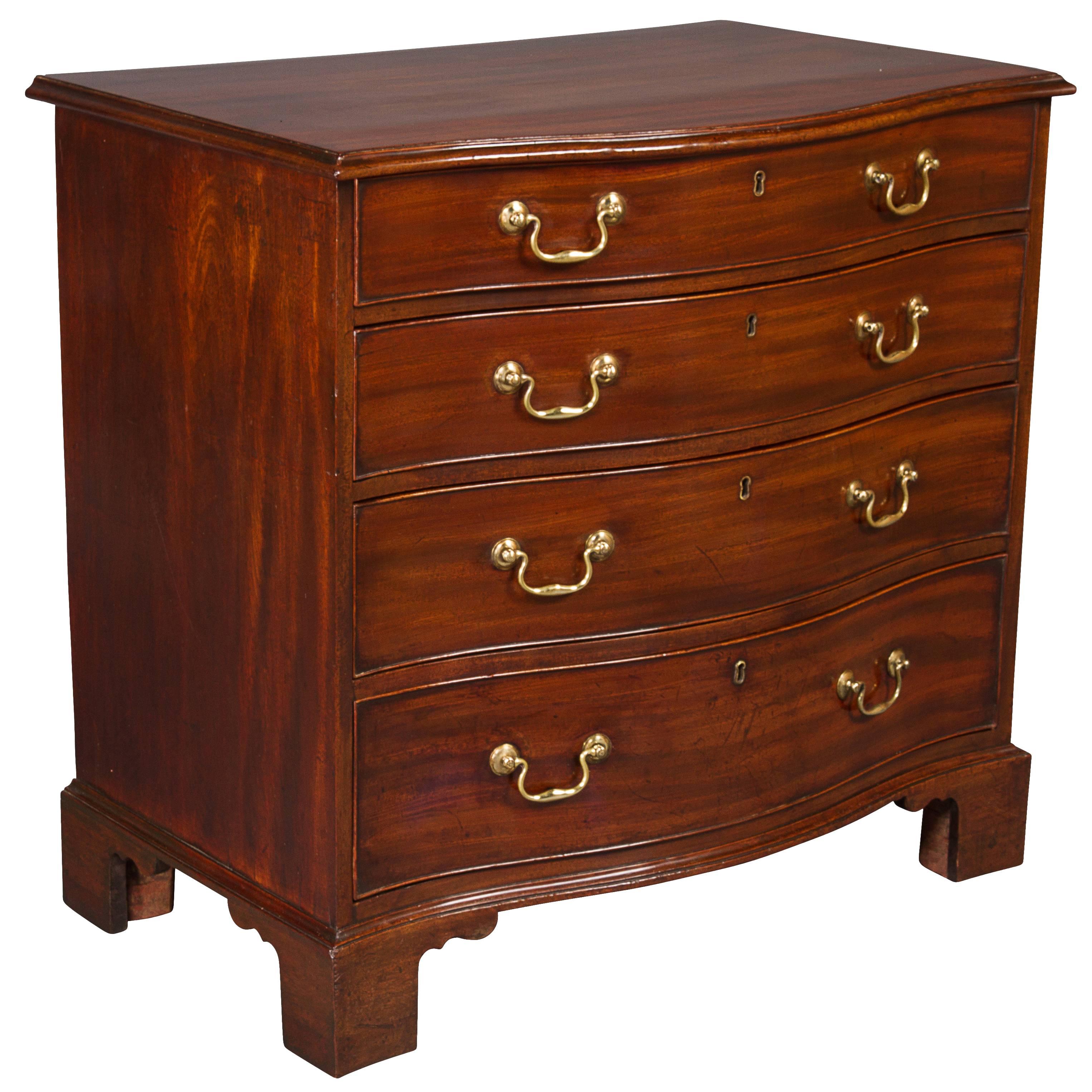 Fine Quality Chippendale Period Mahogany Serpentine Chest of Drawers For Sale