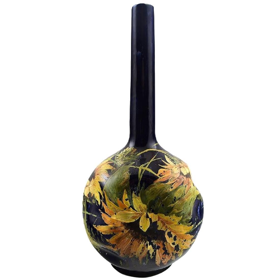 Jugendstil-Vase mit schmalem Hals aus Steingut, dekoriert mit Blumen, Rrstrand