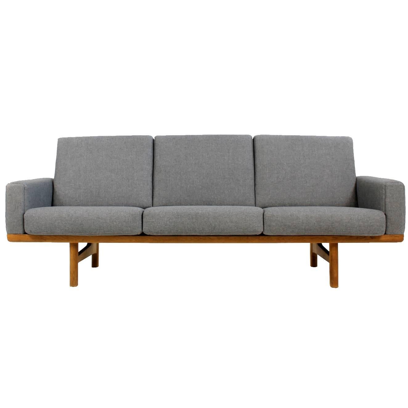 Beautiful Hans J. Wegner Oak Lounge Sofa Mod. 236 Getama Danish Modern Design