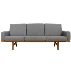 Beautiful Hans J. Wegner Oak Lounge Sofa Mod. 236 Getama Danish Modern Design
