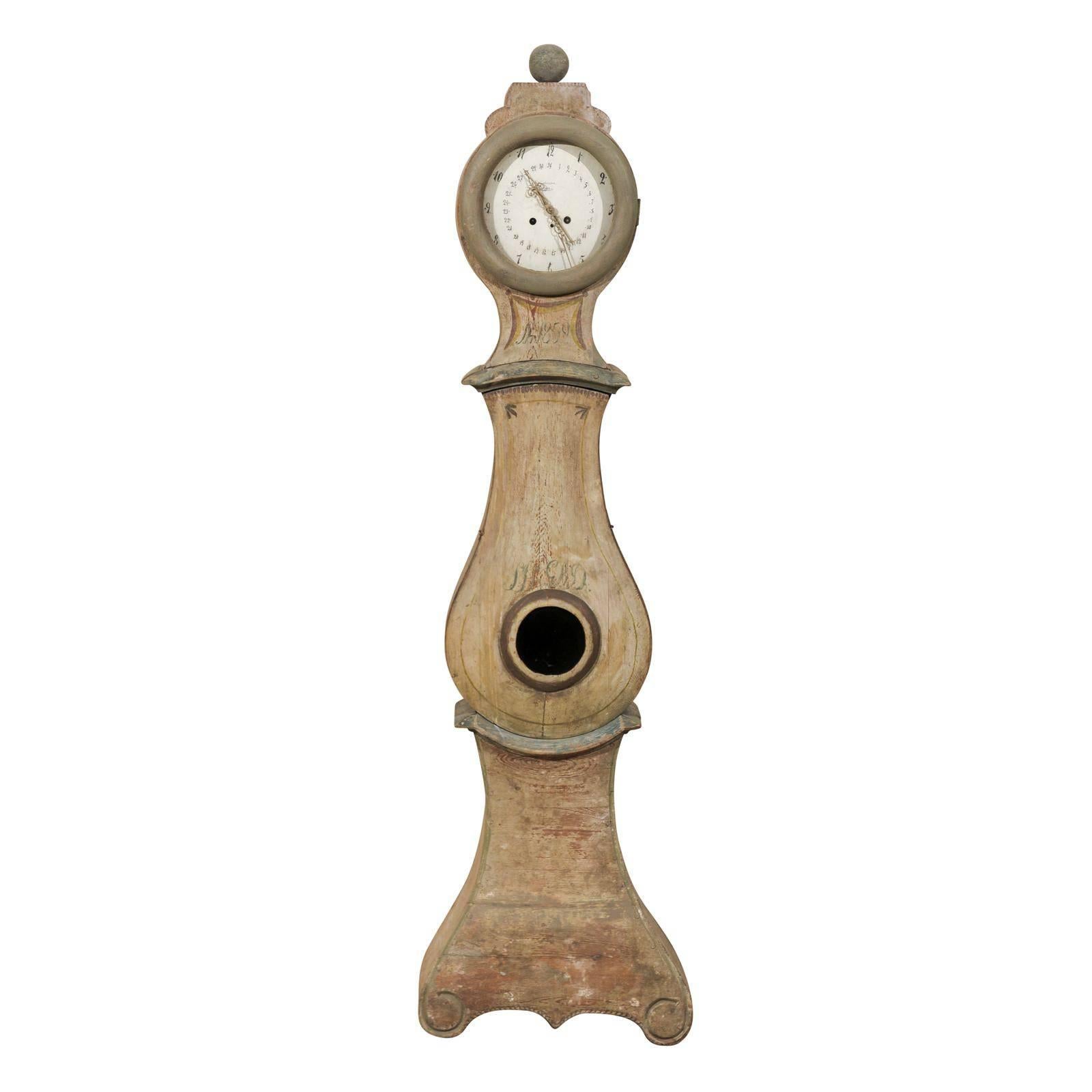 Exquisite schwedische Uhr aus dem 19. Jahrhundert mit geschnitztem Wappen und Voluten auf dem Sockel im Angebot