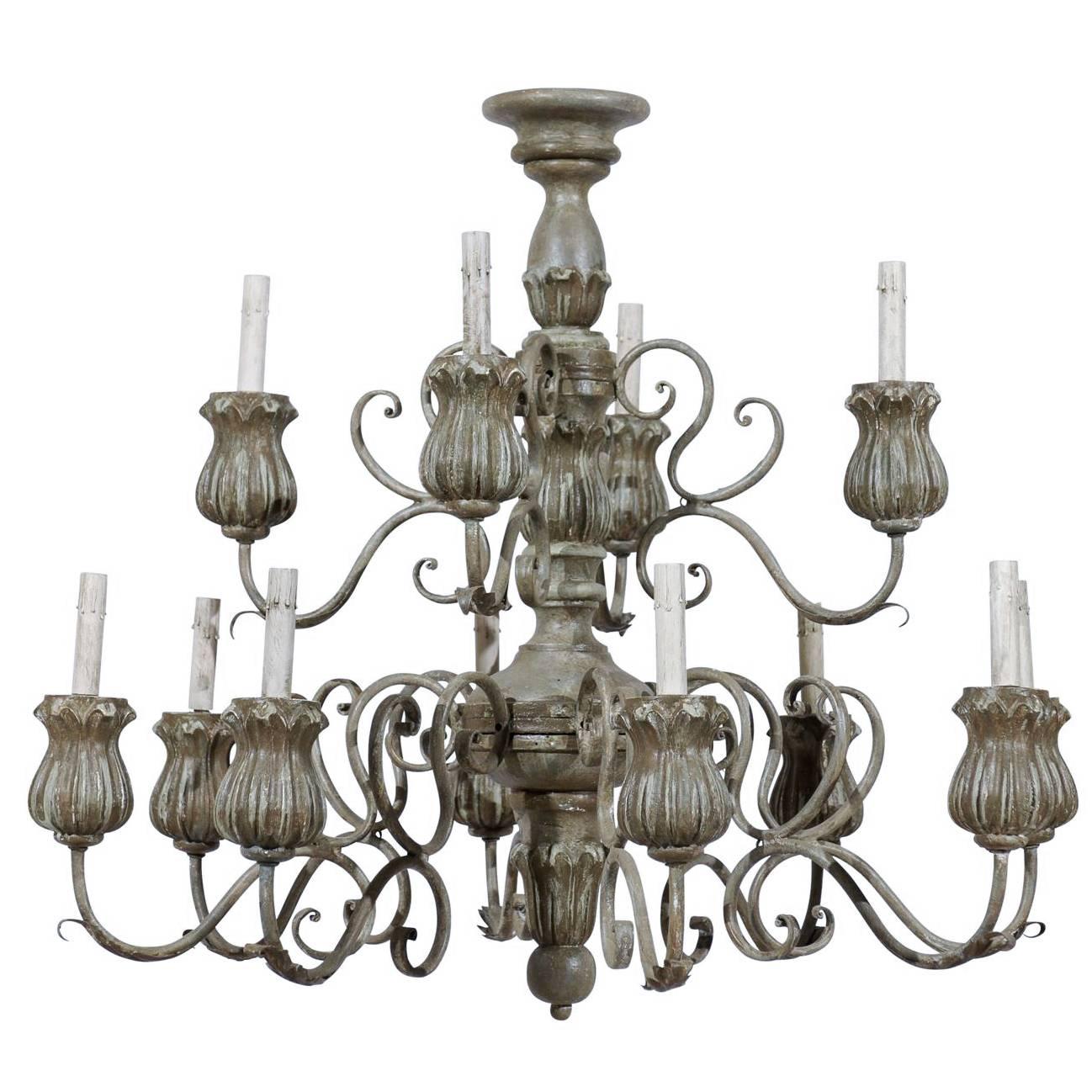 Lampadario italiano a 2 piani e 12 luci in Wood verniciato con bobeches a forma di fiore