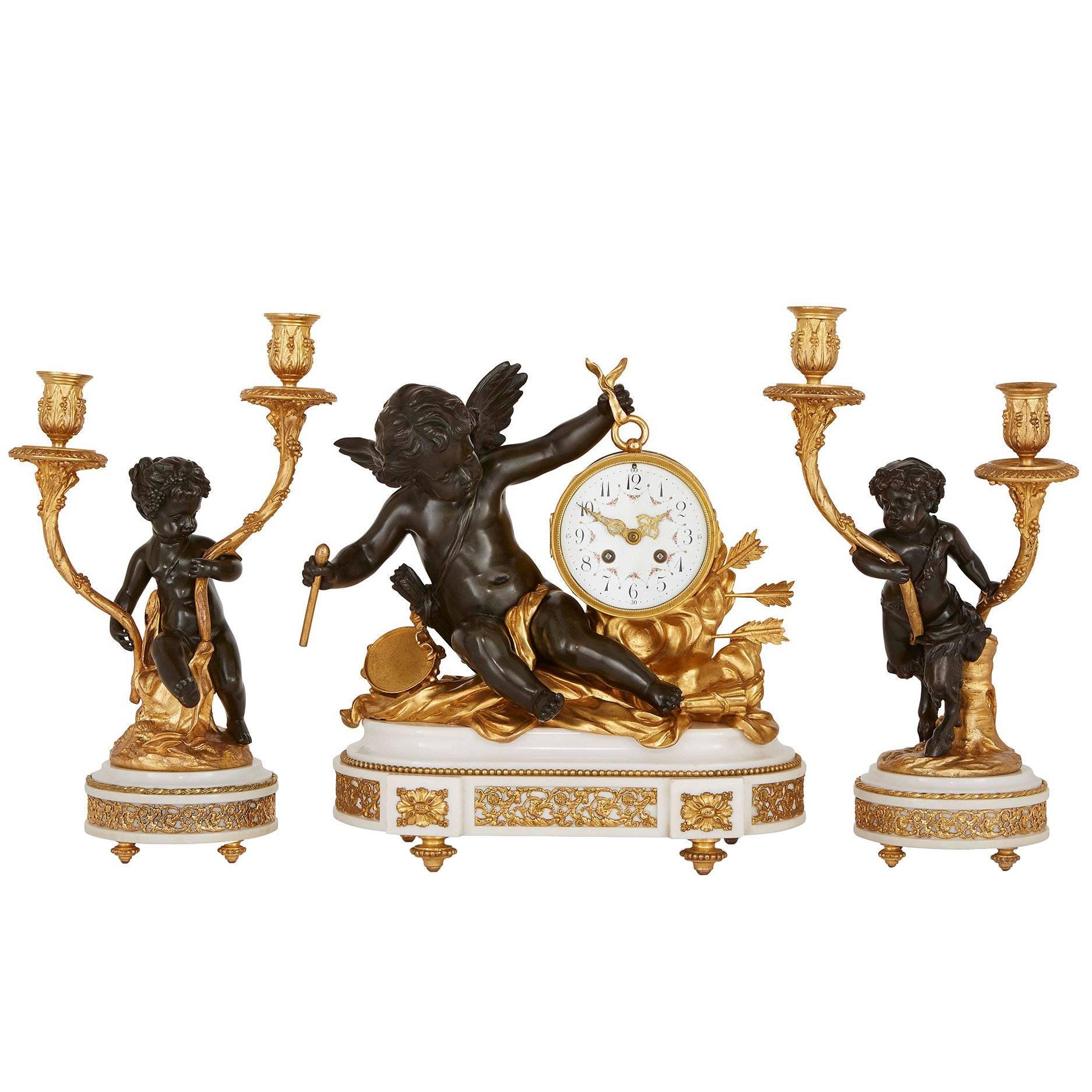 Ensemble d'horloges à trois pièces en marbre blanc monté sur marbre doré et bronze patiné en vente