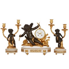 Ensemble d'horloges à trois pièces en marbre blanc monté sur marbre doré et bronze patiné