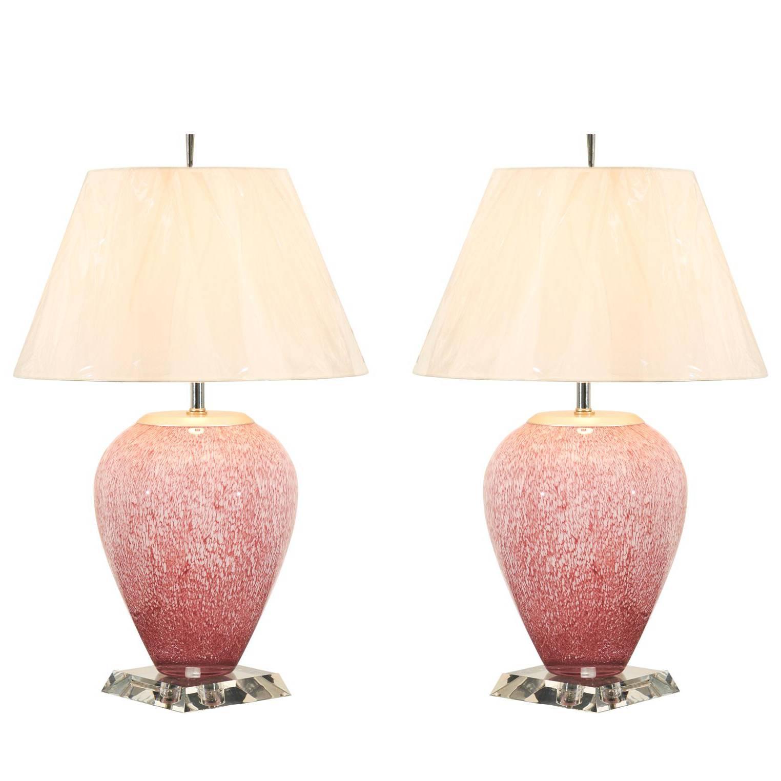 Magnifique paire de lampes en verre soufflé avec des accents de lucite et de nickel en vente