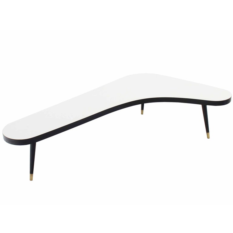 Eck-Couchtisch in L-Form mit laminierter Platte, Mid-Century Modern, Schwarz-Weiß im Angebot bei 1stDibs Deutschland