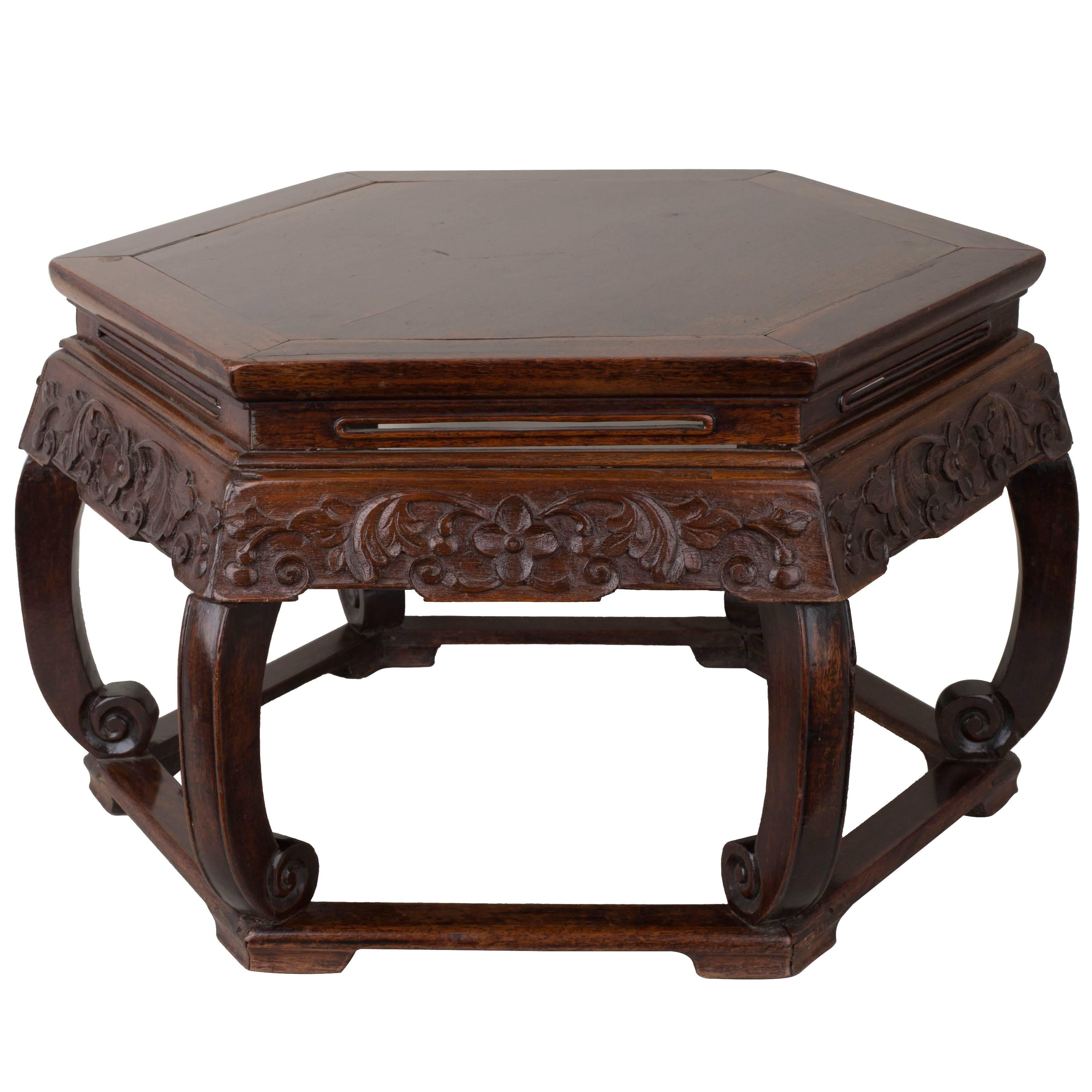 Chinese Hong-Mu Hexagonal Facetted Table in Relief, 19th Century For Sale
