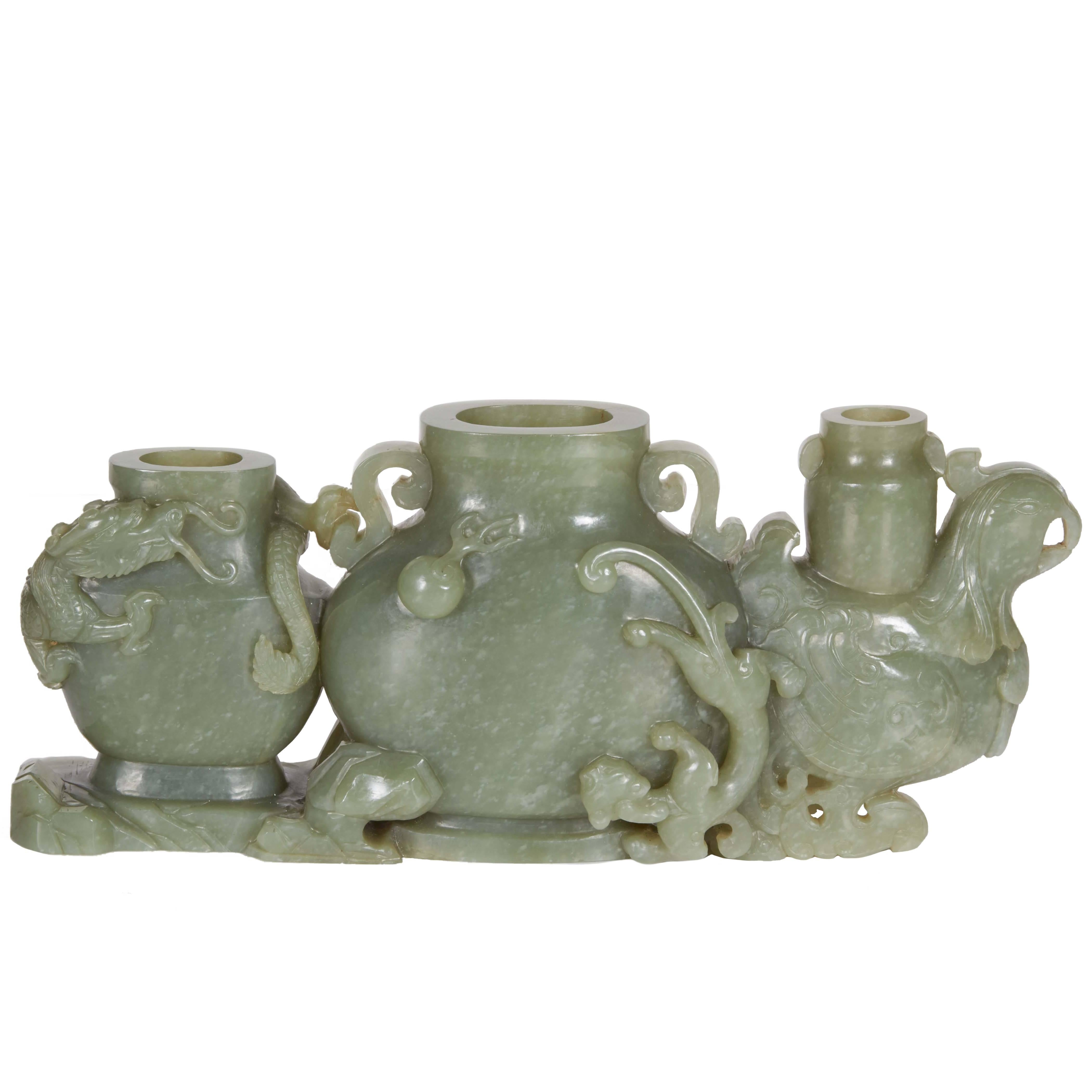 Antike chinesische Celadon-grüne Jadeschnitzerei, Dreifachvase, Qing Dynasty im Angebot