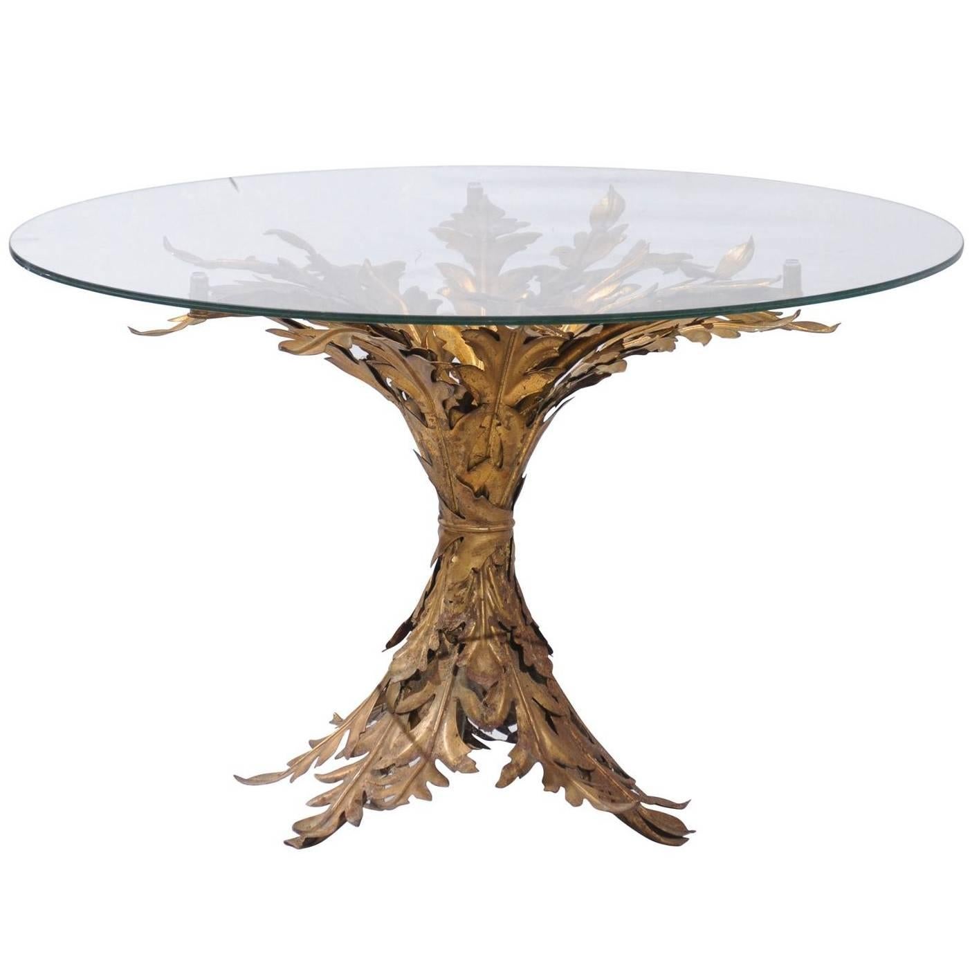 Table ronde italienne du milieu du 20e siècle à piédestal en métal doré à feuilles avec plateau en verre