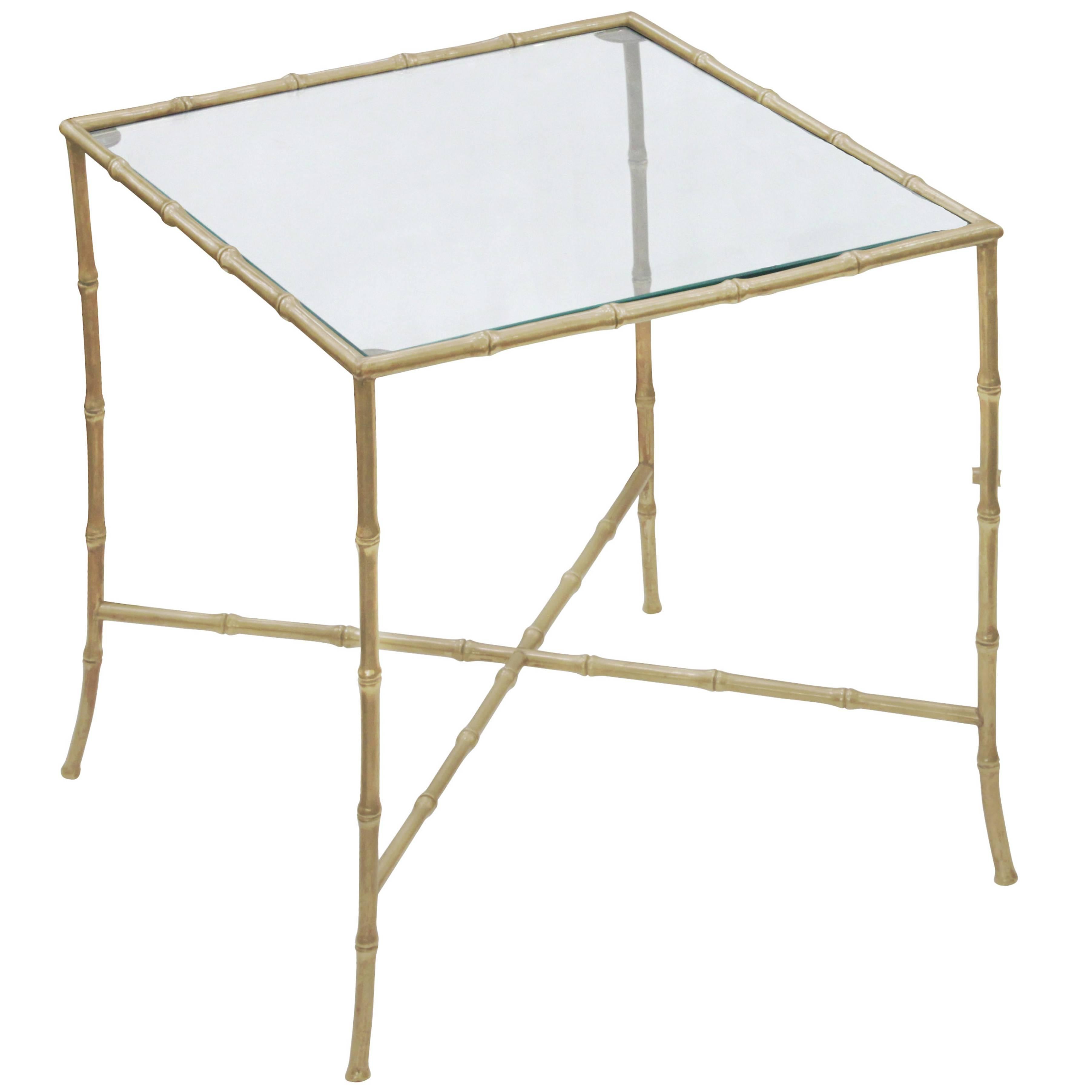 Table d'appoint élégante en laiton avec design en bambou  en vente