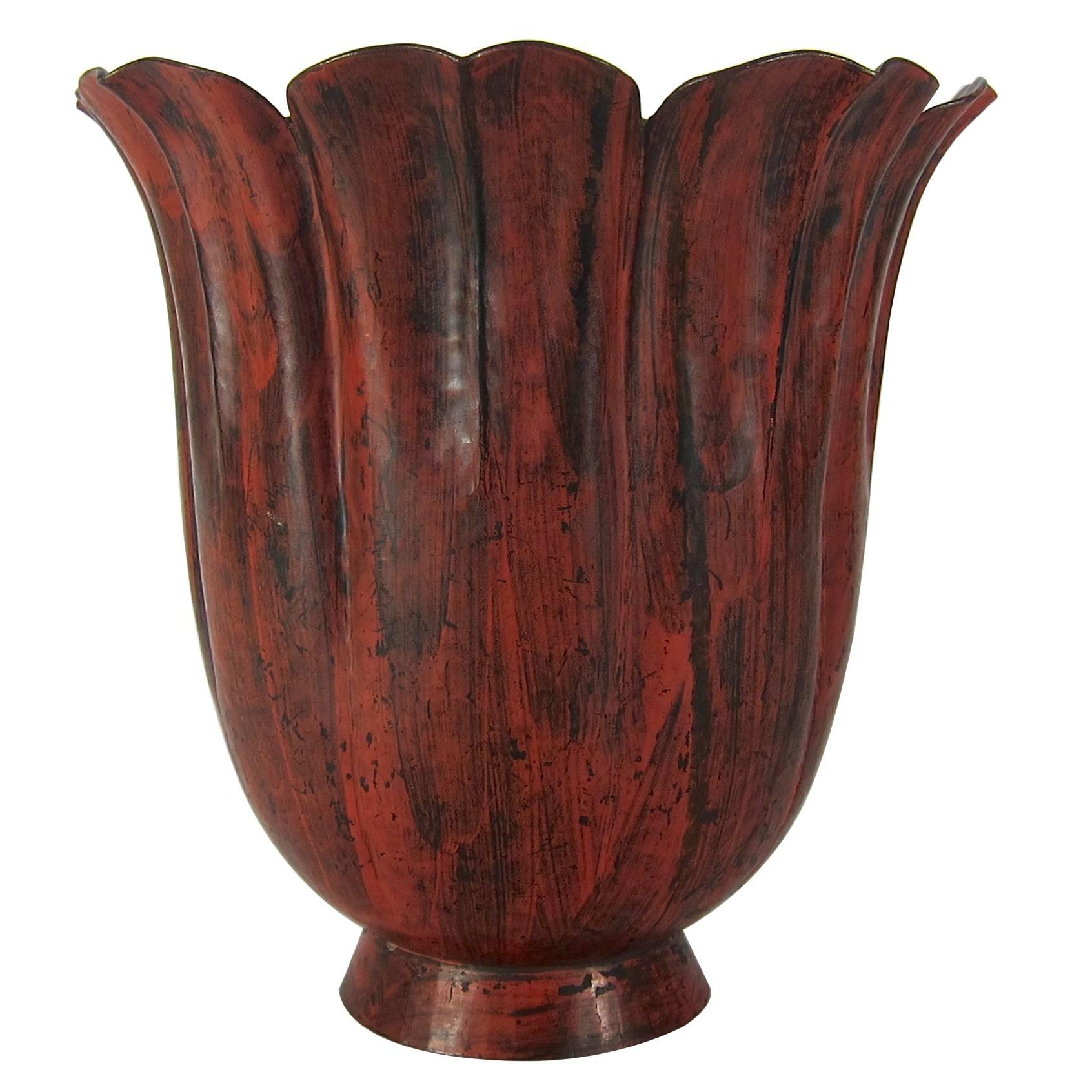 Marie Zimmermann, Arts and Crafts-Vase aus geriffeltem Metall mit roter Patina