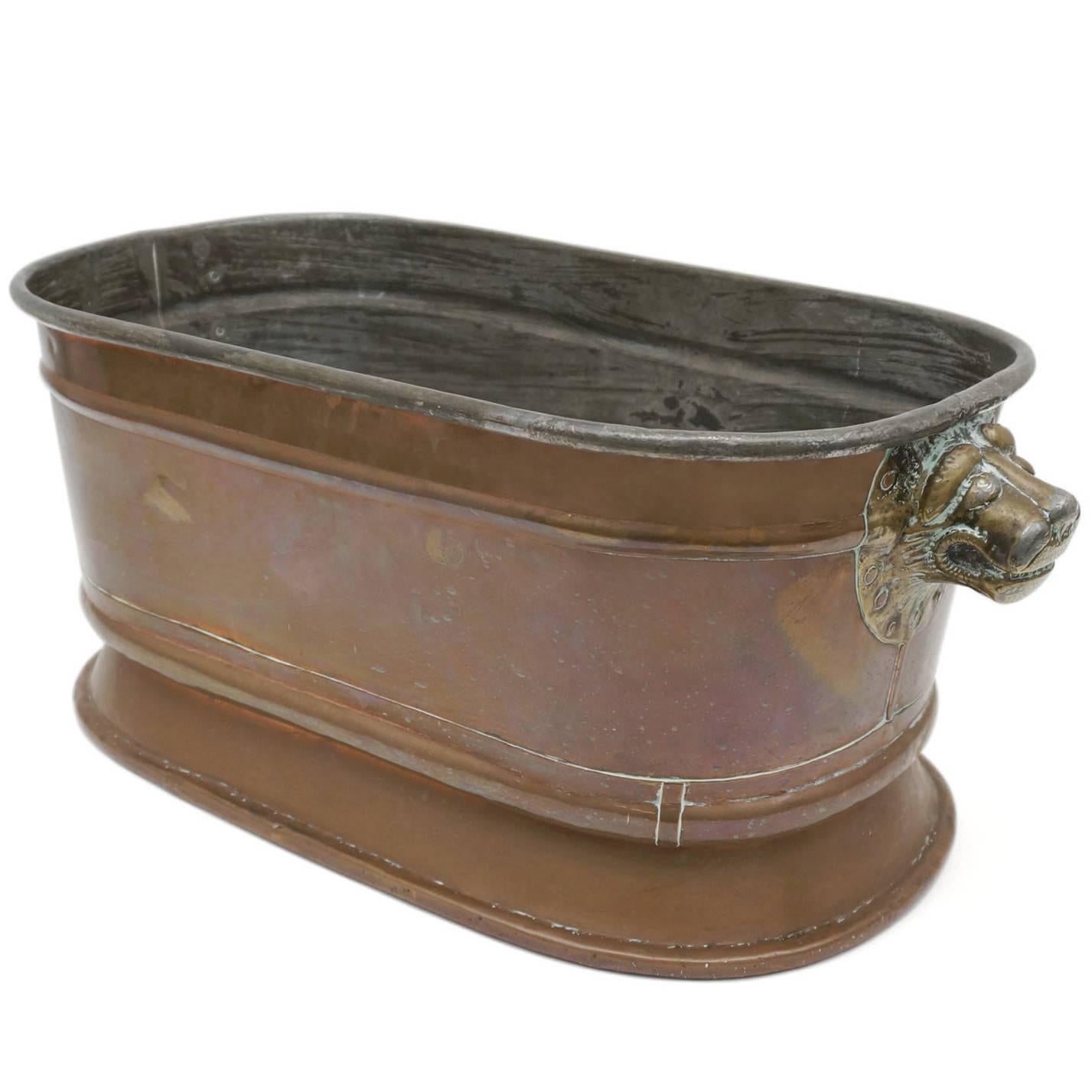 Large Copper Firewood Tub with Brass Lion Head Handles, England, circa 1900 For Sale