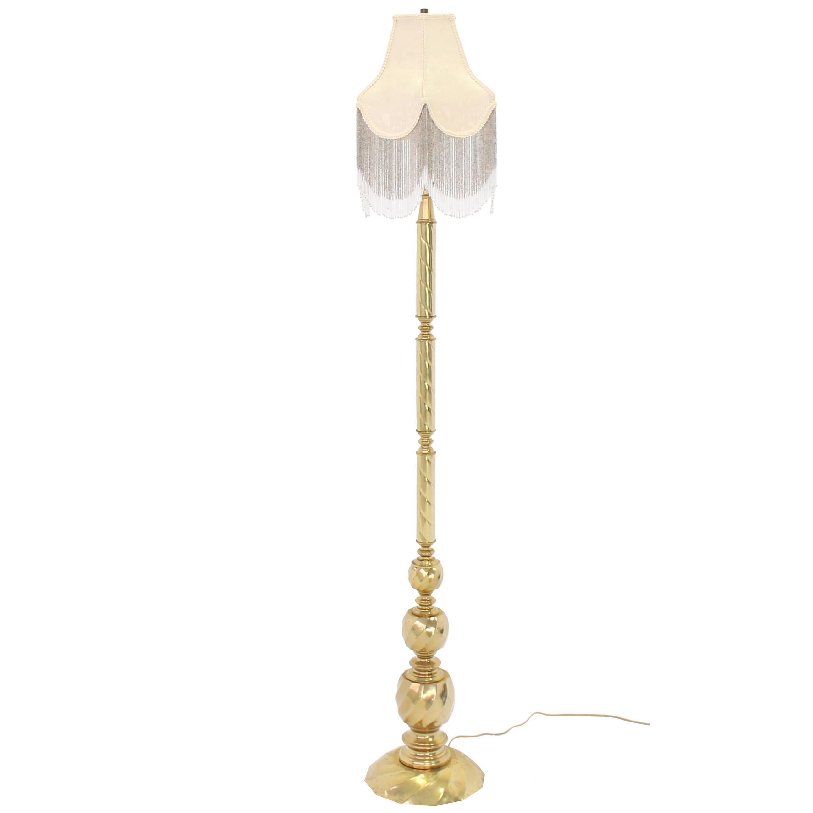 Lampadaire vintage en laiton avec abat-jour décoratif en perles de verre