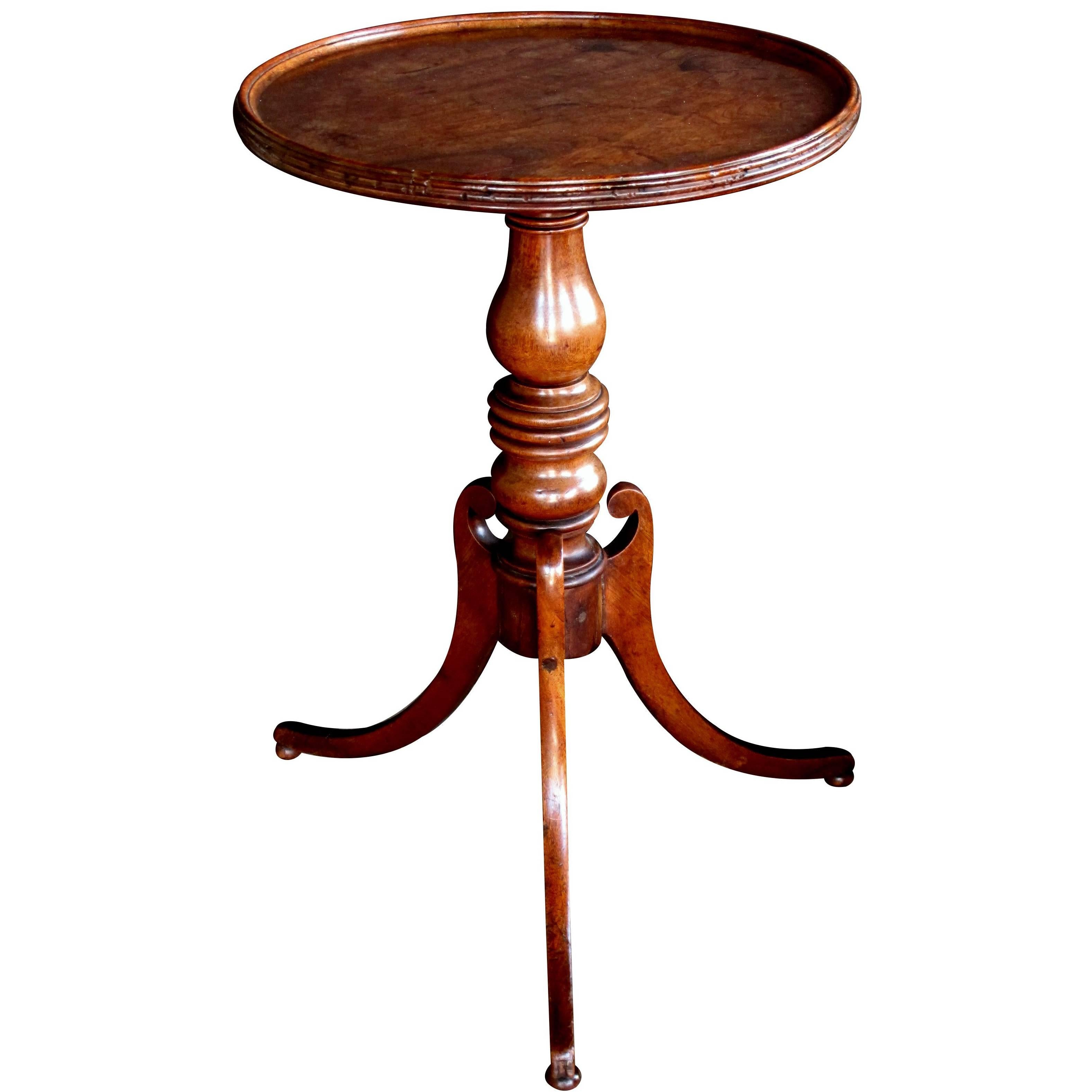 Table d'appoint circulaire anglaise victorienne à trois pieds en hêtre avec support à balustre  en vente